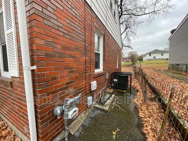 Foto del edificio - 802 Rolwes Ave