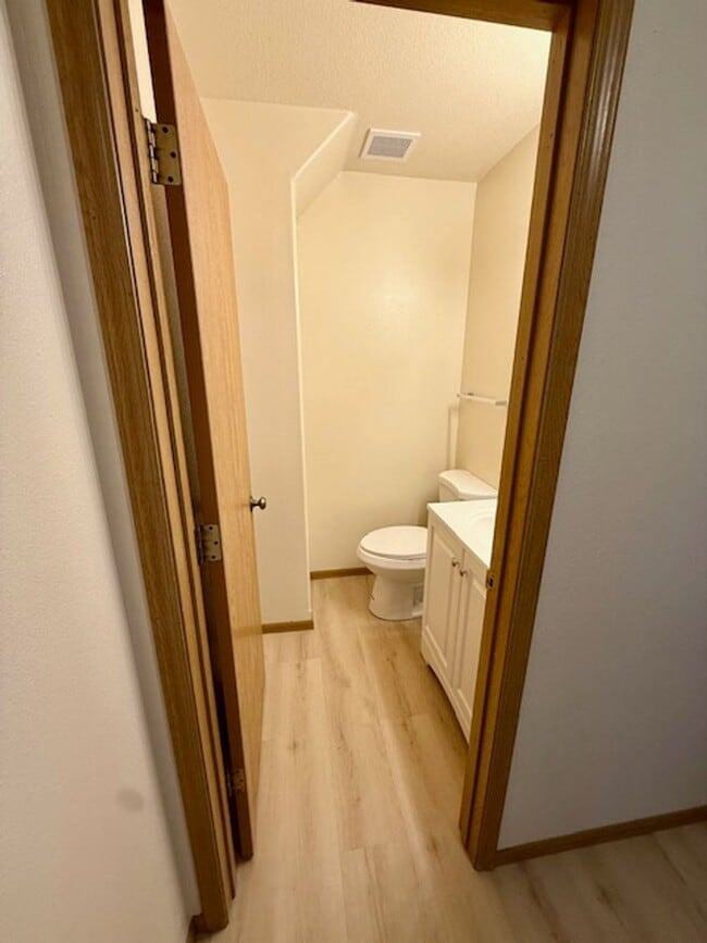 Building Photo - Charming 3 Bed, 1.5 Bath Unit in the Heart...