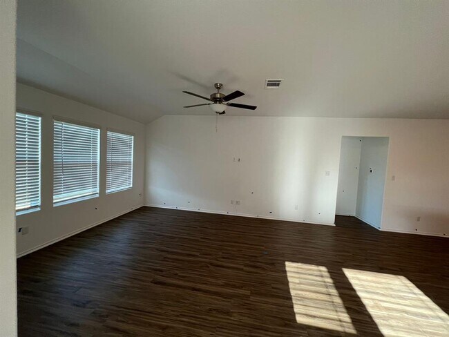 Foto del edificio - 509 Golden Plains Pkwy