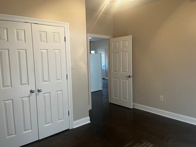 Building Photo - Unit E-2