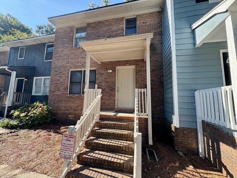 Primary Photo - 902 Creekside Dr