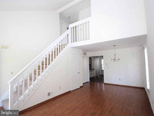 Building Photo - 1417 S Farmview Dr