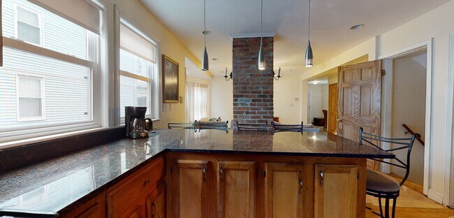 Building Photo - 17 Holman St