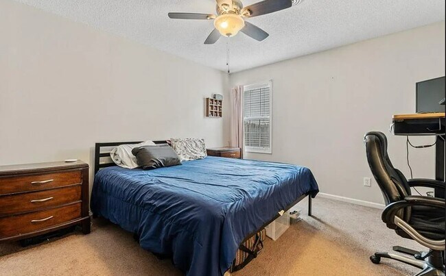 Foto del edificio - 215 Old Oak Rd