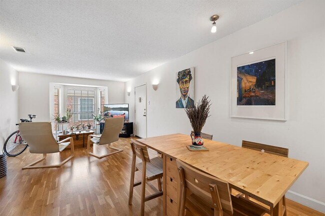 Foto del edificio - 7920 Rockwood Ln