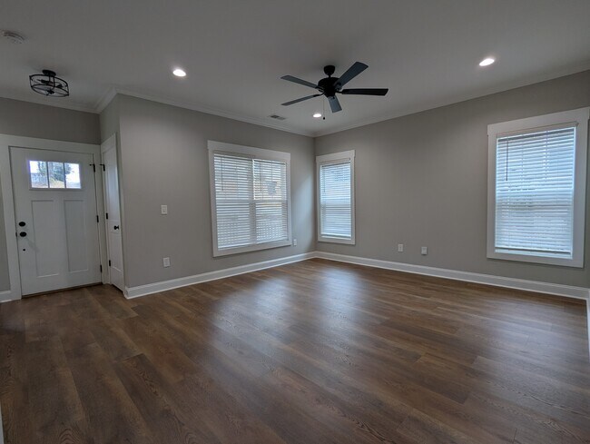 Foto del edificio - 568 Lowndes Hill Rd