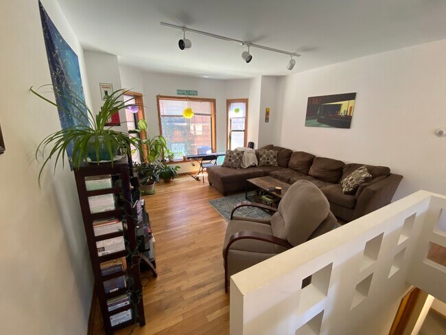 Building Photo - 632 W Patterson Ave