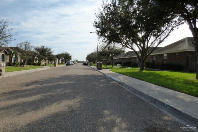 Building Photo - 615 S Logan Dr