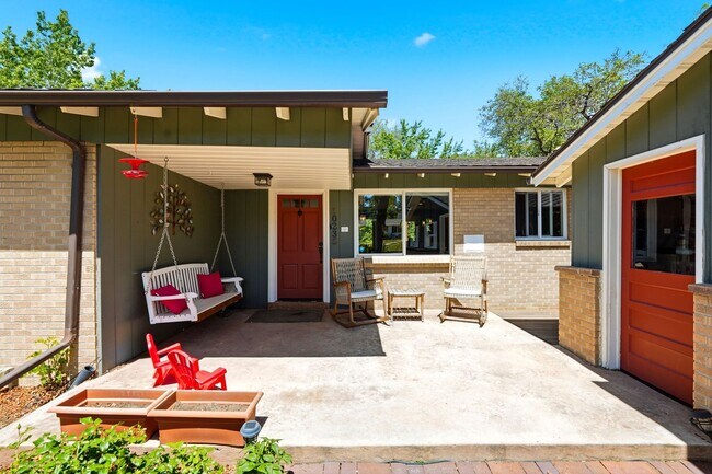 Building Photo - Sprawling 6 BR 4 BA Applewood Paradise - Live in Luxury with this Entertainer's Dream!