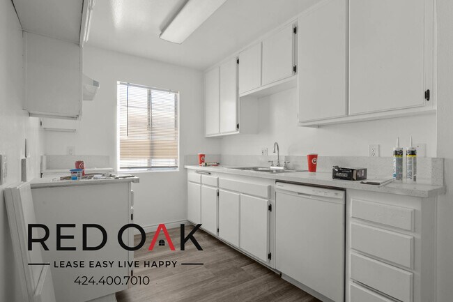 Foto del edificio - NOW PRE-LEASING! Newly Renovated Two Bedro...