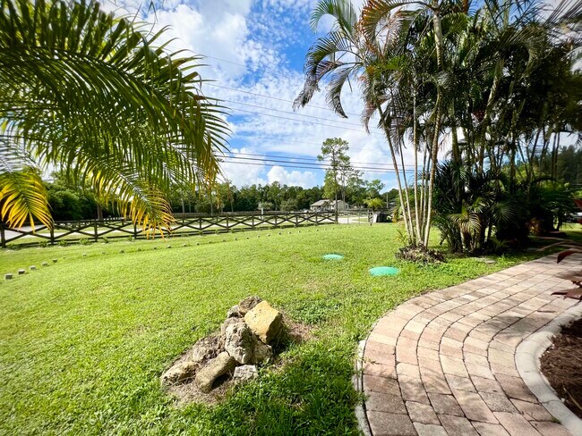 Foto del edificio - 18139 Sycamore Dr W