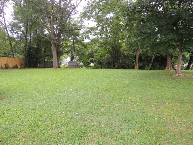 Foto del edificio - 2 Bed, 1 Bath house w/ large level yard an...