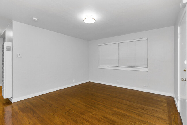 Interior Photo - 786 Geary