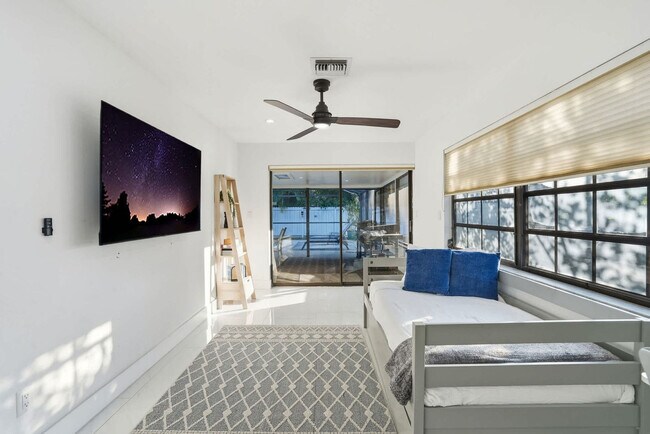 Building Photo - 208 Erie Dr