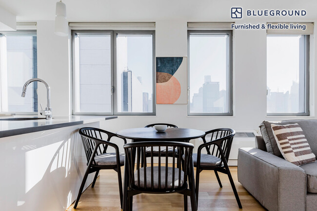 Building Photo - 550 W 54th St