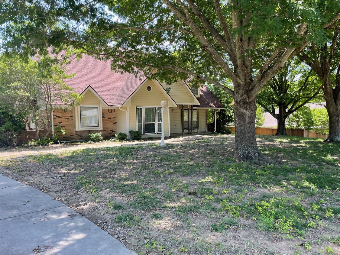 Front - 932 Valley View Ave