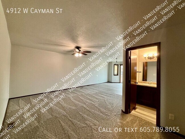 Building Photo - Spacious 4 Bedroom 3.5 Bathroom Townhome!