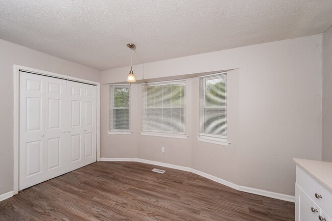 Building Photo - 1407 Creekwood Cir