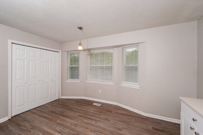 Foto del edificio - 1407 Creekwood Cir