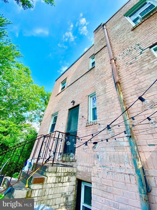 Foto del edificio - 211 E Raymond Ave