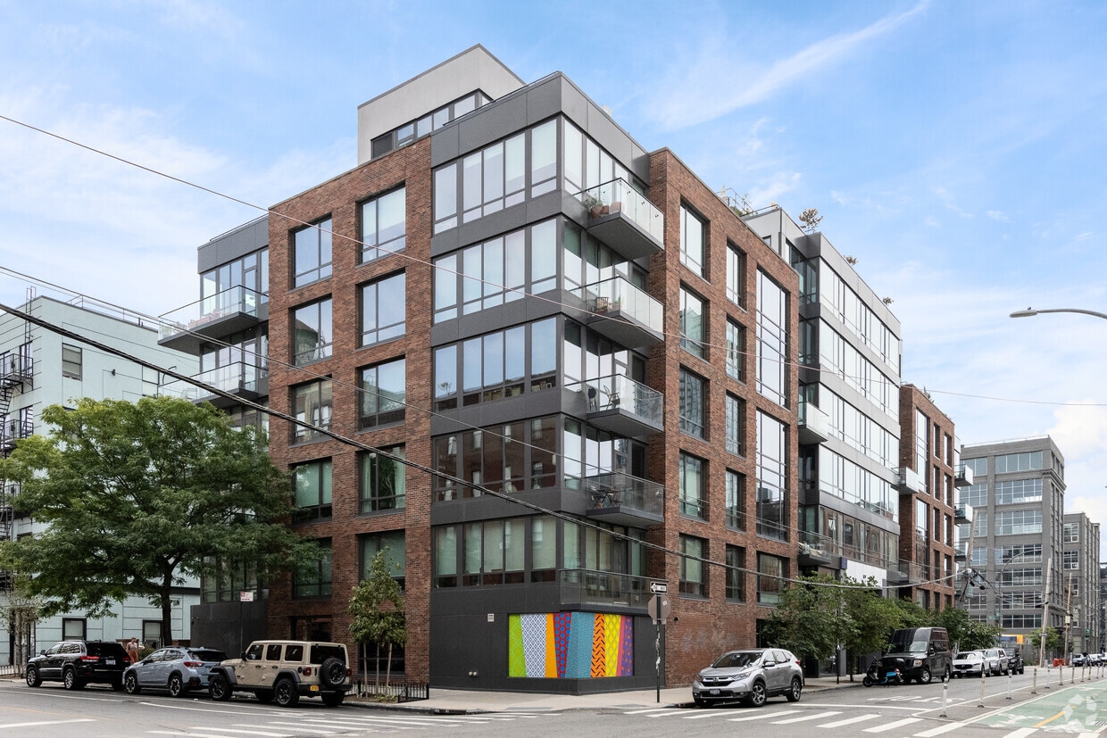 Primary Photo - 50 Greenpoint Ave