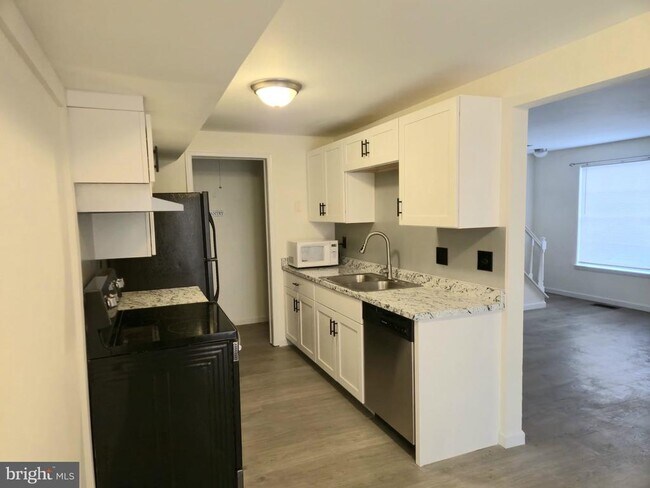 Building Photo - 82 Ewing Dr