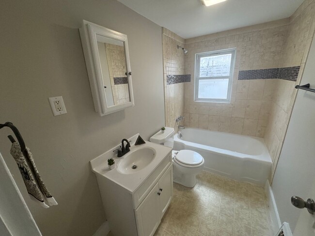 Building Photo - Cozy 2-Bedroom Rental House with Spacious ...