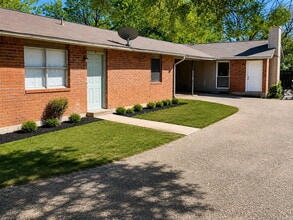 Building Photo - 415 Thelma Dr