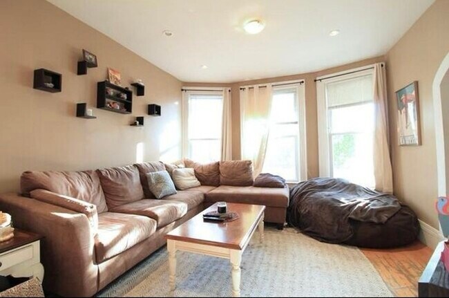 Building Photo - 35 Montcalm Ave