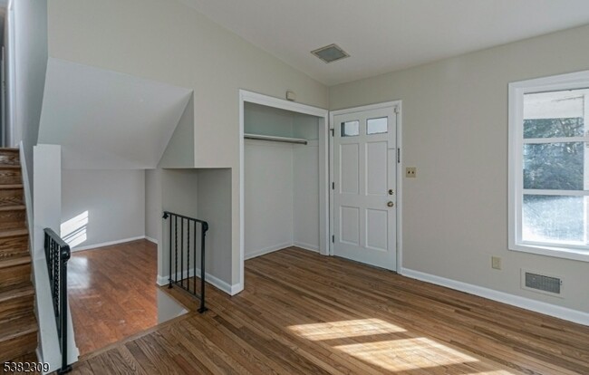 Foto del edificio - 279 Cherry Valley Rd