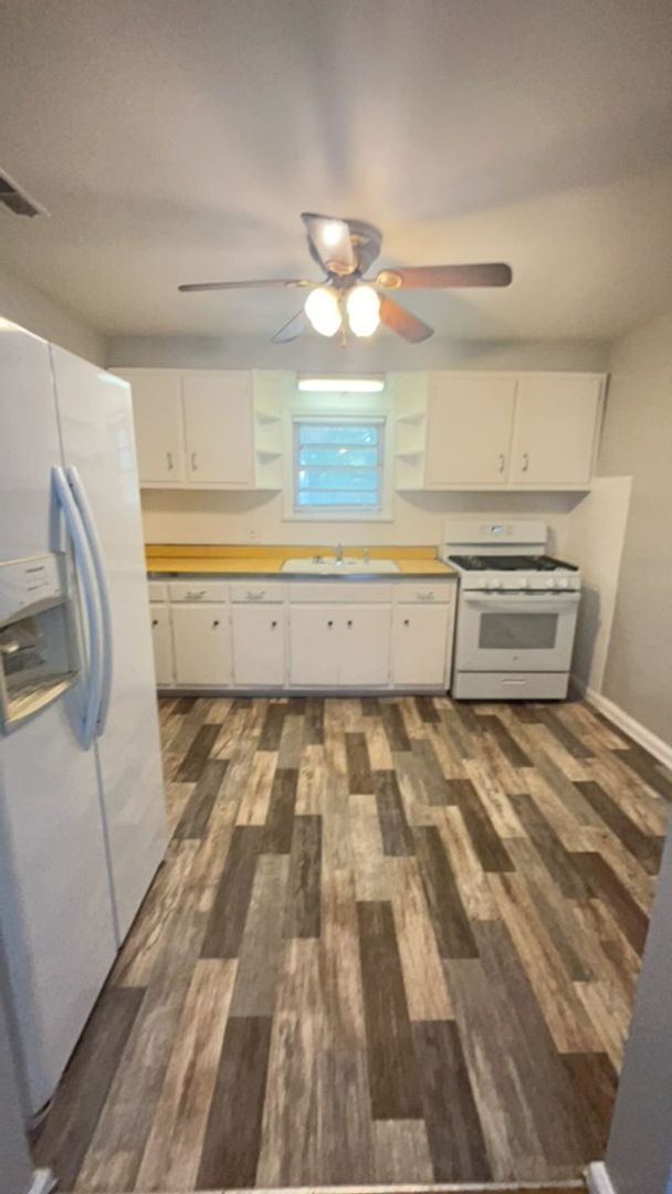 Foto del edificio - Large 2 Bedroom home with a Garage
