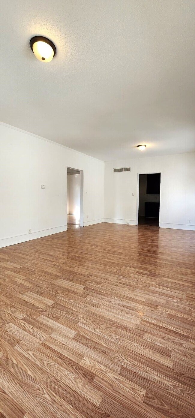 Building Photo - 1008 S Sneed Ave
