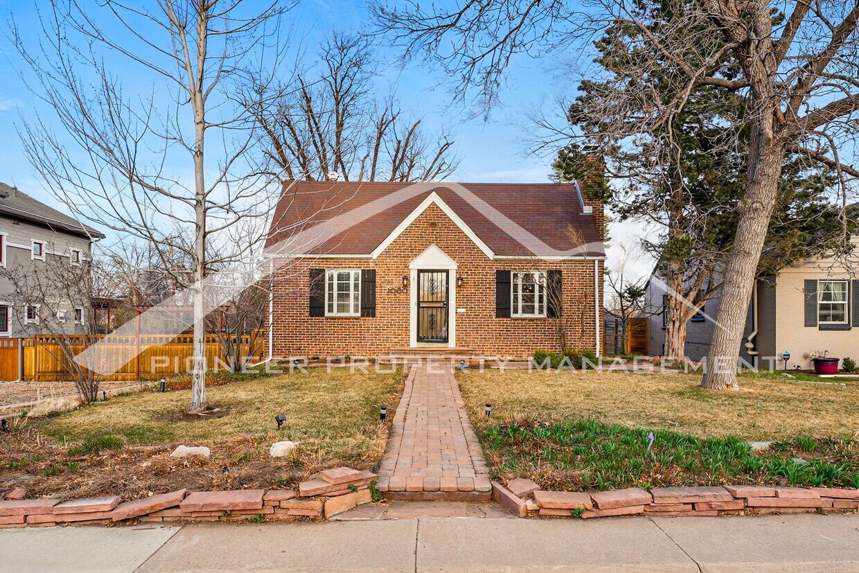 Primary Photo - Charming Home with Washer/Dryer and Centra...