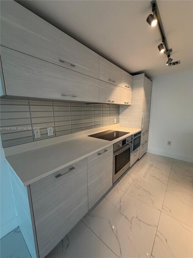 Foto del edificio - 650 NE 32nd St