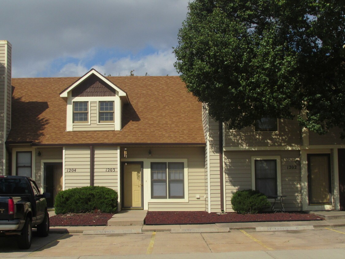 2405 S Capri St, Wichita, KS 67210 Condo for Rent in Wichita, KS