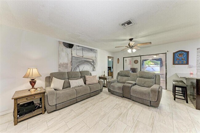 Building Photo - 1520 Sunnyhills Dr