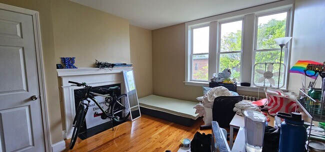 Building Photo - POPULAR OFF-CAMPUS CHOICE! Desirable Stree...