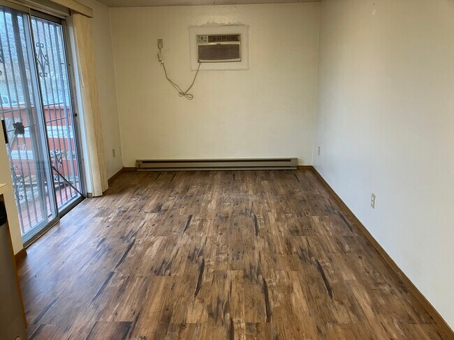 Building Photo - 110 E Longfellow Ave