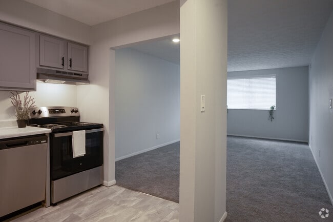 1BR, 1BA - 580SF - Center Court Apartments