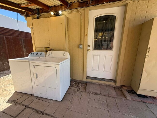 Building Photo - 1137 E Adelaide Dr