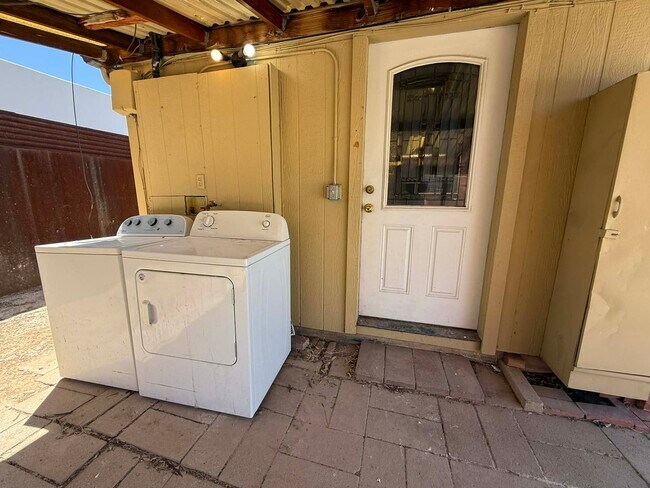 Foto del edificio - 1137 E Adelaide Dr