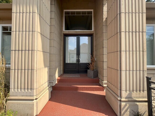 Foto del edificio - Forest-View Luxury Home with 5 Bedrooms, Luxury Primary Suite & Gourmet Kitchen