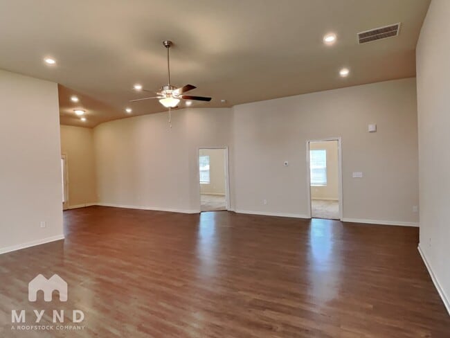 Building Photo - 803 Golden Bell Wy