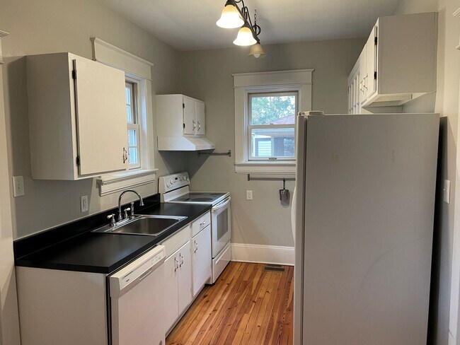 Building Photo - Charming Downtown Home with 3BR and hardwo...