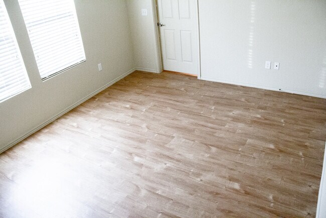 Building Photo - Loma Bella - 2710 Majestic Dr, San Antonio...