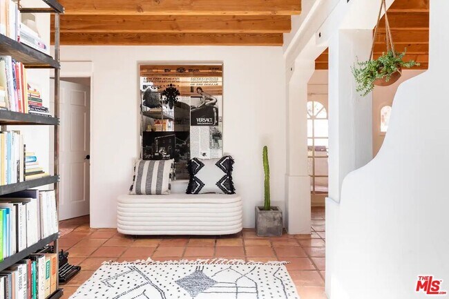 Building Photo - 3539 Canon Dr