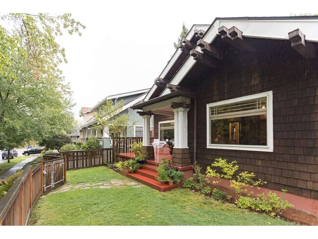 Building Photo - RARE Laurelhurst Neighborhood 3bed 2bath C...