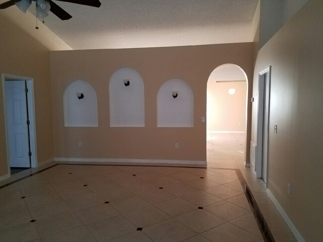 Living Room, Vaulted Ceilings - 956 Black Coral Ave NW