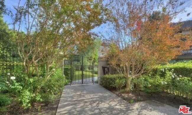 Building Photo - 950 N Kings Rd