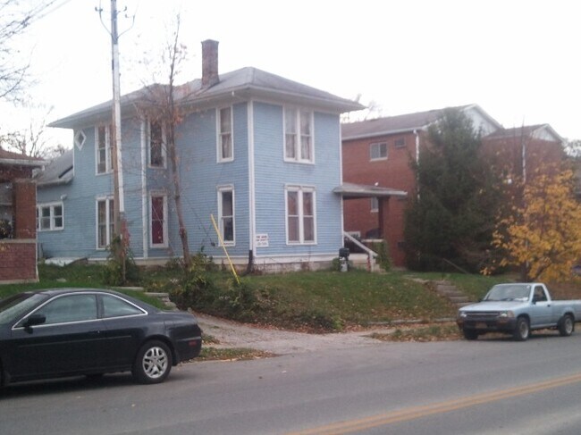Building Photo - 406 E 2nd St